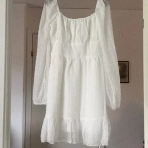 Vit SHEIN klänning  - Köpt från SHEIN i storlek Mm men mer som S