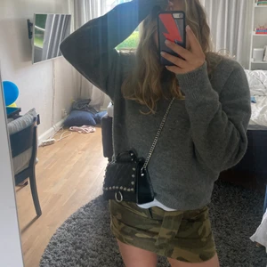 Minikjol - Supersnygg minikjol i militärmönster från Nakd! Jättefint skick i storlek 36!💕 Det är jeansmaterial och har ett bälte och knappar!