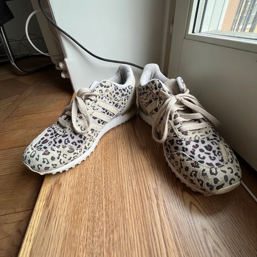 Ännu ett par sneakers som jag inte använder men som är otroooliga. Väldigt sköna att gå i! . Skor.