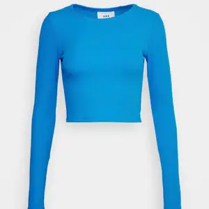 Säljer denna jättefina blåa tröja från jjxx har aldrig använt den jätte fin till sommaren💘 De är storlek M men denna tröja är liten i storlek så den passar s/xs💘 köparen står för frakt 