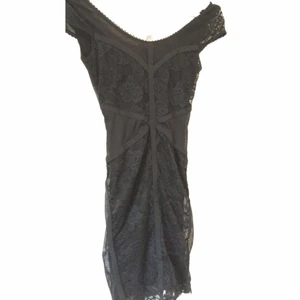 Svart klänning - Svart klänning med spetdetaljer från h&m! Klänningen är i fint skick och i i storlek 34☺️