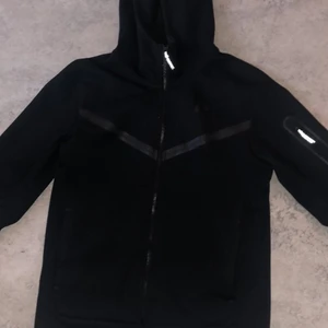 Nike Tech Fleece - Nike tech i Ny skick inga skador! Sälja eftersom sonen inte tyckte om den (Du kan kontakta mig ifall du skulle vilja se fler bilder)