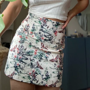 Kjol med fint mönster, fint material och är ej stretchig! Köparen står för frakten - Kjol i fint material, den är inte stretchig. Dragkedja bak. Köpt på hm för några år sedan men är sparsamt använd då den är lite liten för mig 🌸 köparen står för frakten 