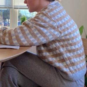 Stickad mönster tröja - Fin stickad tröja från & Other Stories, ca 2 år gammal. Jättefint mönster, säljer pga för liten. Frakt ingår ej!