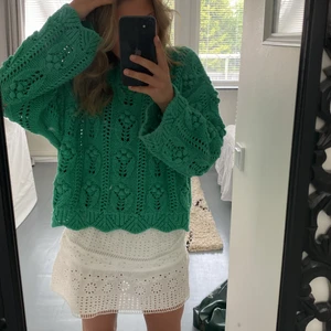 Grön stickad tröja! - Superduper fin grön tröja. Knappt använd och köpt förra sommaren, den säljs ej längre. Hör av dig vid intresse💚 Vid snabbt köp kan jag ev gå ner lite i pris, om många är intresserade blir det budgivning! Nypris 400