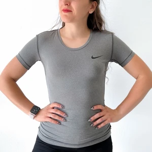 Nike Pro Dr-Fit-topp för kvinnor storlek S - Har en passande siluett som är perfekt för lager eller bär solo.  Dess icke-restriktiva design möjliggör total rörlighet, medan bakpanelen i mesh hjälper dig att hålla dig sval under träningspass.  Storlek S  Modellen är 163 cm och bär vanligtvis XS/S