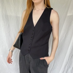 Kostymväst 🖤 - Säljer min fina fina fina kostymväst då den helt enkelt inte kommer till användning! Strl XL. Köparen står för frakten! ☺️💛