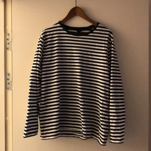 Randig långärmad  - Randig långärmad tröja i storlek L