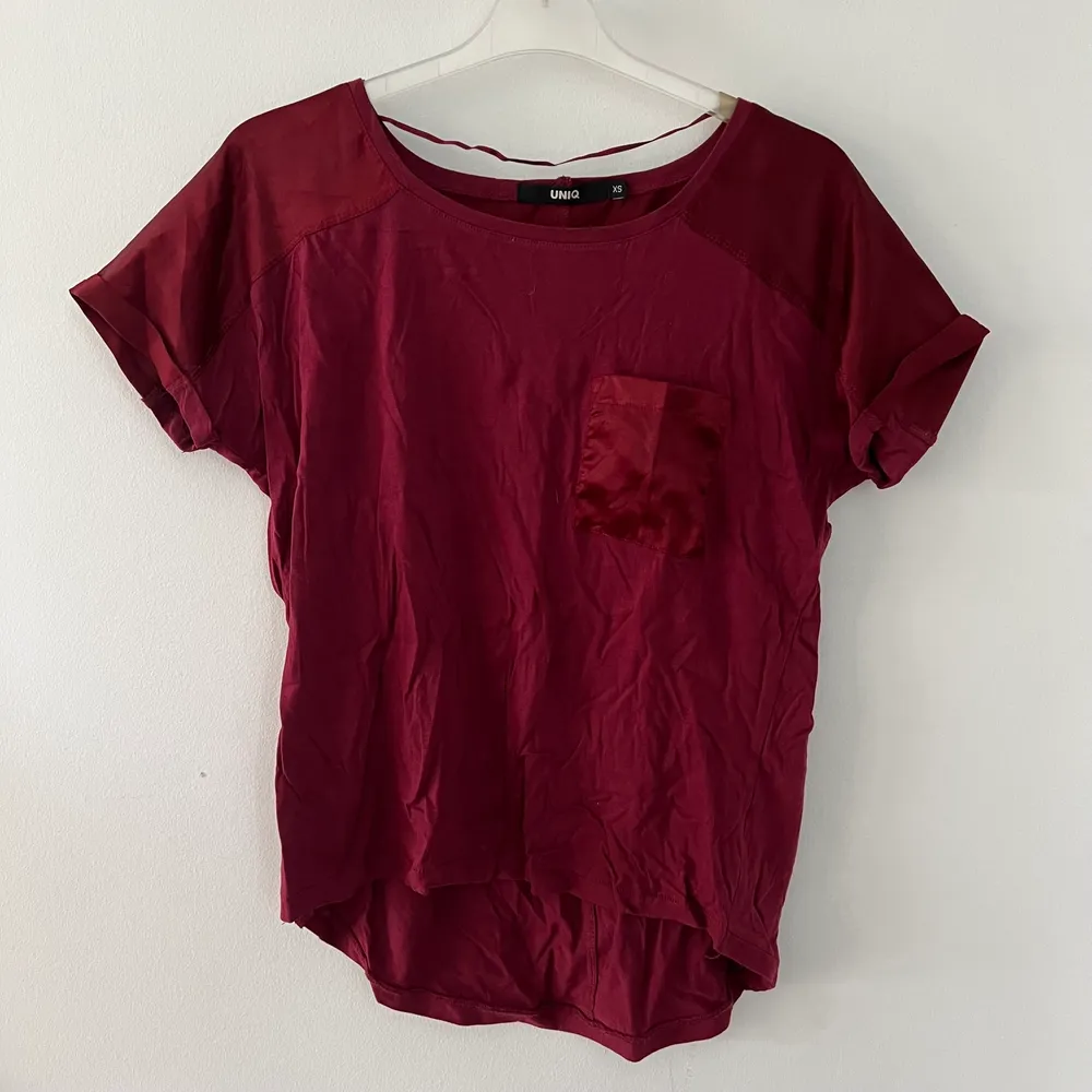 Vinröd Oversized t-shirt i storlek xs, men passar även s och m. Fraktpriset baseras på vikten!. T-shirts.