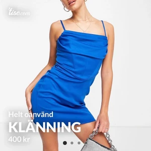 Blå klänning  - Jättefint material, finns i både storlek 32 och 34 helt oanvänd med prislappen på