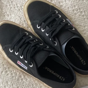 Superga sneakers svart - Stl 35