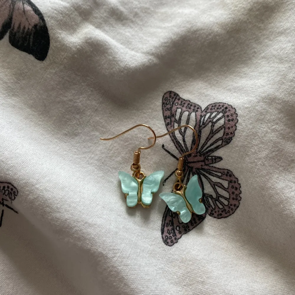 Jag säljer fjärilsörhängen<3🦋 Man köper båda örhängena🦋💫 (Pluppar ingår<3). Accessoarer.