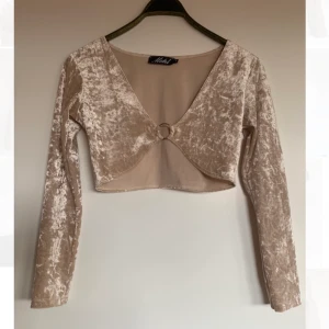 Velourtopp - Beige/rosa velourtopp, Motel rocks, passar s/m. Kan skickas som brev (billigare). 🌸