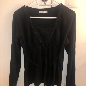 fin tröja - svart fin tröja, aldrig använd mammas gamla. passar från s till l