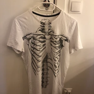 skelett tshirt  - skelett tshirt, bra material nästan aldrig använd vet ej vart köpt 