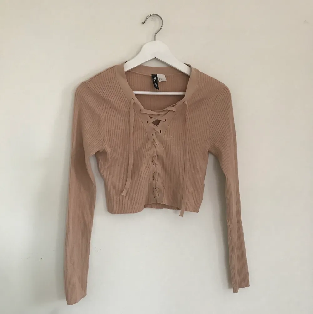 Beige relativt oanvänd crop top, ljusare i verkligheten! Kan skicka mot frakt. Toppar.