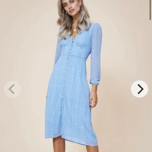 Adoore klänning - Säljer denna superfina ”Paris dress” från adoore som är slutsåld på hemsidan. Strl 38, perfekt passform då den sitter åt i midjan. ”Runs small in the waist”, bra att ha i åtanke i och med att den inte är så stretchig. Jag är vanligtvis 36🤍🌷använd en gång.