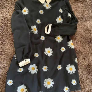 Sommarklänning  - En fin sommarklänning som passar 36-38. Har använd den ett fåtal gng. Nästan som ny. Armarna r genomskinligt tyg.