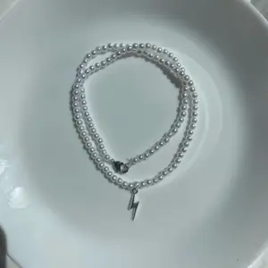 Ett halsband med en blixt på⚡️FRAKTEN ÄR 15 KR INTE 39!!!