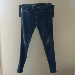 Jeans  - Mörkblå jeans stretshiga med smalare ben. Tyvärr så är lappen borta så står varken storlek eller märke. Men passar M-L 