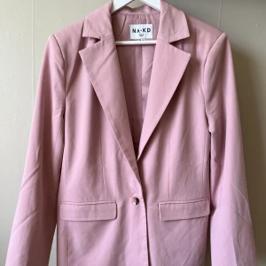 NAKD kavaj rosa, OANVÄND! - Säljer min rosa kavaj från NA-KD då jag aldrig använt den! Den är i storlek 42! 💖🤍 nypris var 499kr