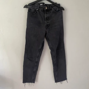 Svarta Jeans  - Svarta Jeans från BikBok, storlek S, ingen dragkedja utan knappar hela gylfen, sällan använda🤍  - Frakt tillkommer om plagget behöver postas -