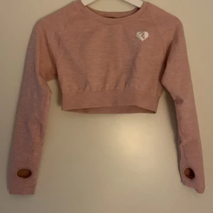 Träningstopp - Helt oanvänd (endast testad) jättesöt träningstopp från women’s best. Strl M men skulle säga att den är mer en S/M då den satt tajt på mig och är ganska kort (precis under brösten)💖 det är en rosa melerad färg som syns bäst på bild 3!!