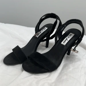 Låga klackskor  - Super snygga låga svarta klackskor använt 2 gånger  Som helt nya!  Super super fina och enkla att stylea, kan gå så långt i dem! 