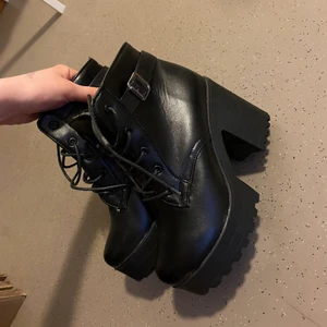 Boots/kängor med klack - Boots med klack, väldigt lätta att gå i eftersom sulan också är tjock därfram. Aldrig används, passar inte min stil längre tyvärr! 