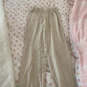 Beiga linnebyxor raka  - Säljer dessa superfina och sköna linnebyxorna, de är petite modell och därför tyvärr för korta för mig som är 165 och har ganska långa ben. Skulle nog passa perfekt för en som är 160cm eller kortare. Strl är S men skulle säga att de är en ganska liten S om man inte vill att byxorna ska sitta tajt. Säljer för 100kr + frakt❤️