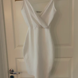 Klänning Nelly - Otroligt fin figursydd klänning från Nelly. Är absolut öppen för prisförslag, kan mötas upp i Stockholm och det är bara att skriva för fler bilder! 