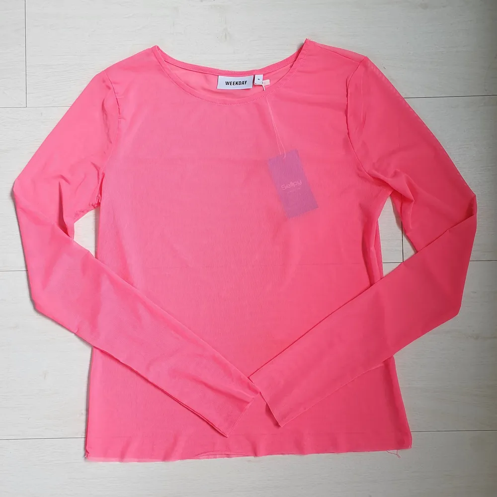 En neonrosa tröja i meshtyg💕 Kommer ifrån Weekday, köpt på sellpy men aldrig använd av mig.. Toppar.