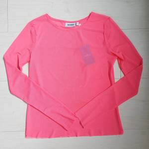 En neonrosa tröja i meshtyg💕 Kommer ifrån Weekday, köpt på sellpy men aldrig använd av mig.
