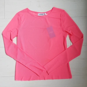 Neonrosa Meshtröja - En neonrosa tröja i meshtyg💕 Kommer ifrån Weekday, köpt på sellpy men aldrig använd av mig.