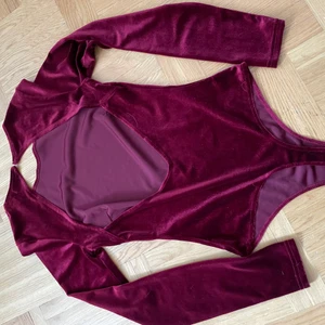 Sammetsbody - Vinröd sammetsbody, turtle neck med öppen rygg