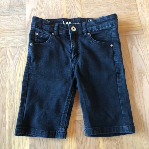 Jeansshorts  - Svarta långa jeansshorts i stl 140.