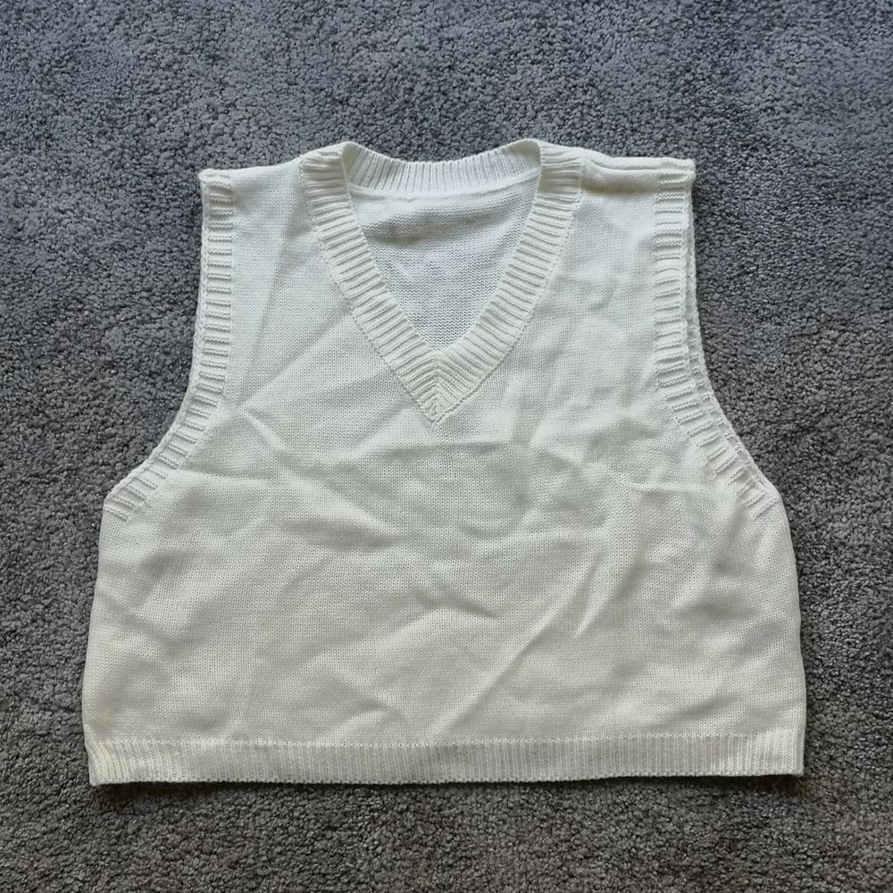 Jag säljer denna jättefina västen från shein då den tyvär inte kommer till användning. Modellen på västen är något kortare. Västen är aldrig använd och har inga fel :) . Stickat.