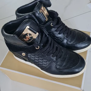 Michael kors skor  - Såå snygga skor från MK! Inbyggd kilklack. Stl 38. Anväbda några ggr