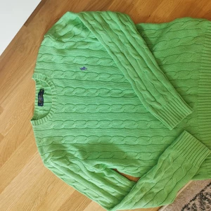 Stickad polo tröja  - Äkta polo tröja i begagnat skick, inga skador osv 