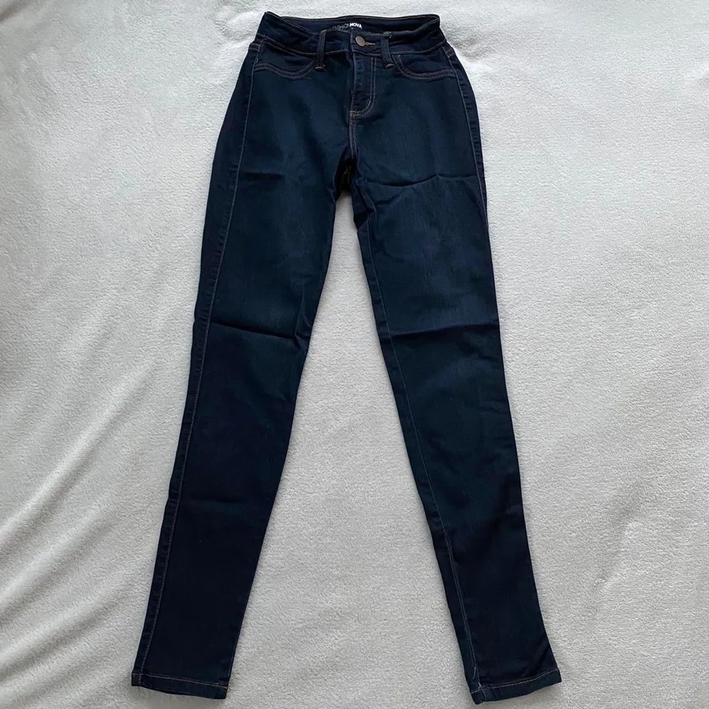 FashionNova ”Classic Mid Rise Skinny Jeans - Dark Denim” in size 1/XS. Used once. Jeans & Byxor.