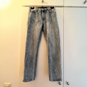 Jeans från monki med pärlor  - Jeans med pärlor på framsidan. Liten fläck se sista bilden. 