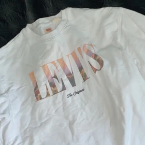 Levis tröja - Vit Levis tröja i bra skick, använd fåtal gånger. Säljs pga av för liten. Köparen står för frakt. (59kr)