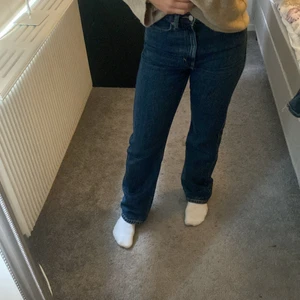Straight jeans  - Säljer dessa mörkblåa straight jeans från weekday!