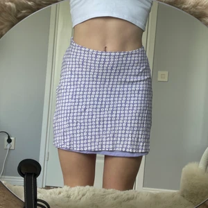 Kjol - Jättefin lilablommig kjol från h&m som tyvärr blivit lite liten för mig💜🤍 Köpare står för frakt, Skriv privat vid fler frågor💜