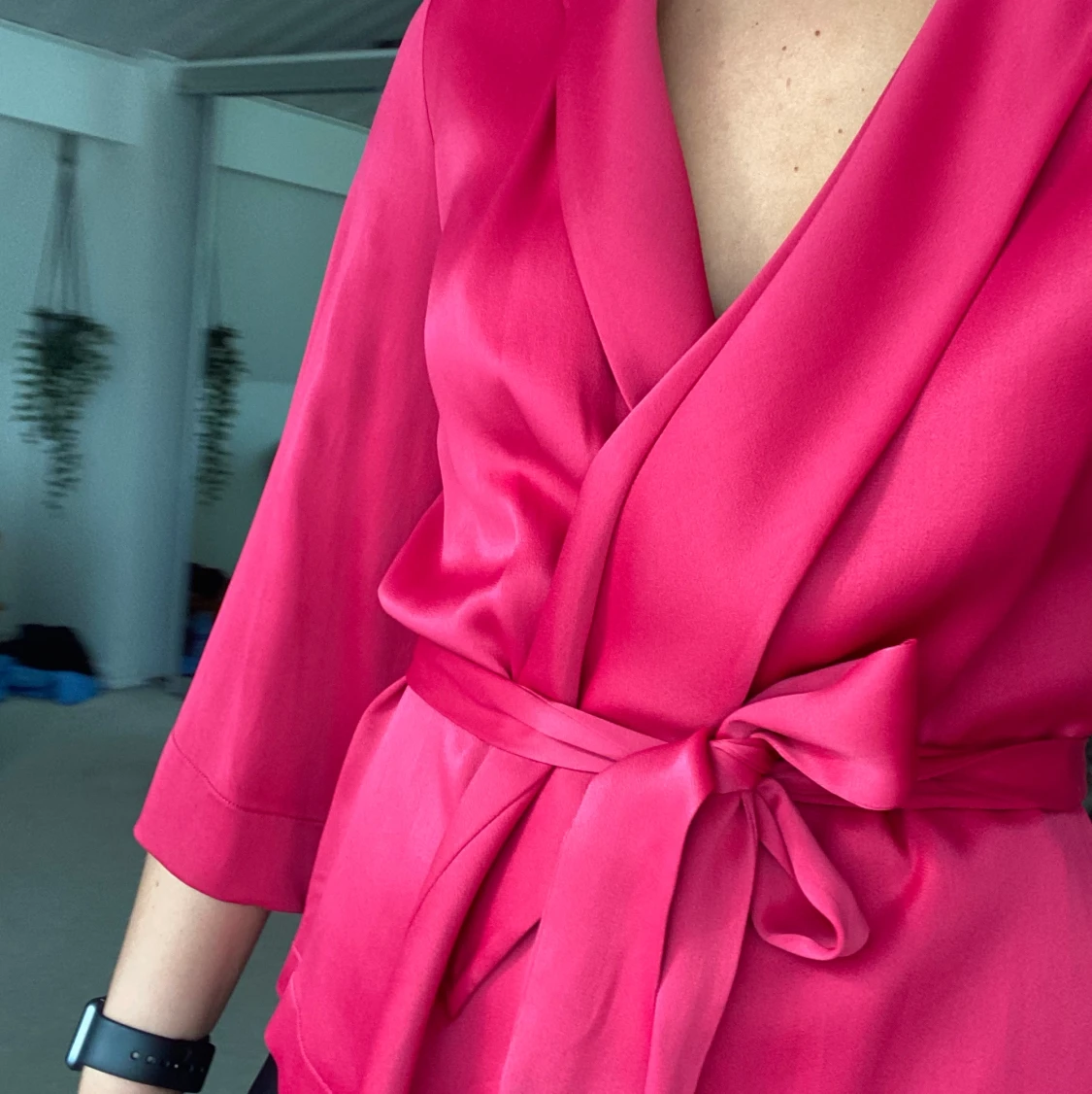 Hallonröd tröja med knyte i Stl M