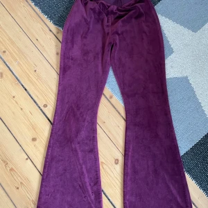 Utsvängda byxor  - Utsvängda byxor i mjukis. Passar 32-34 skulle vilja säga xs-s. 