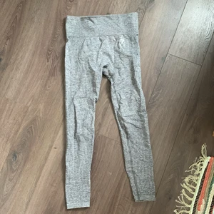 Gråa Gymshark tights storlek XS - Skitsnygga gråa gymshark tights som är för små för mig. Använda ungefär fyra gånger. Gratis frakt
