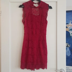 kortare klänning i spets med öppen rygg - Elegant stilren klänning som formar sig snyggt efter kroppen, ganska kort, går till mitten av låren på mig som är 170 cm, använd fåtal gånger 