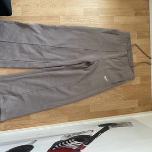 Nike mjukisbyxor oversize - Nike mjukisbyxor oversize Storlek L. Använd endast 1 gång. Säljer pågrund av att den är för stor för mig. Köpt från asos för 538kr, Säljer för 400. Helt nya och oskadda