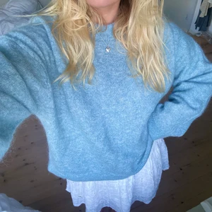 Stickad tröja - Intressekoll på en stickad tröja från H&M💙 Prislapp kvar!!